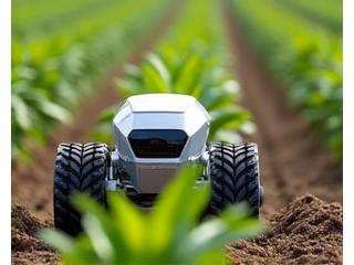 Kleine agrarische robot in een graanveld